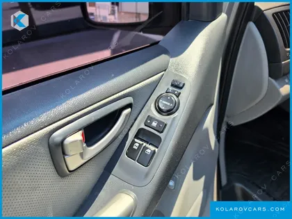 HYUNDAI STAREX 5-SEATER VAN