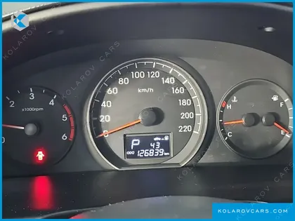 HYUNDAI STAREX 5-SEATER VAN