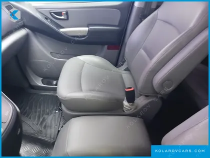 HYUNDAI STAREX 5-SEATER VAN