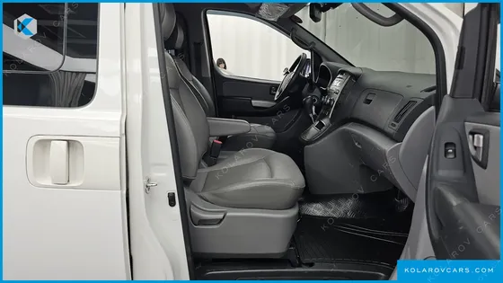 HYUNDAI STAREX 5-SEATER VAN