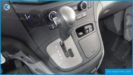 HYUNDAI STAREX 5-SEATER VAN