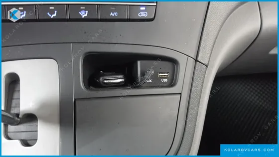 HYUNDAI STAREX 5-SEATER VAN