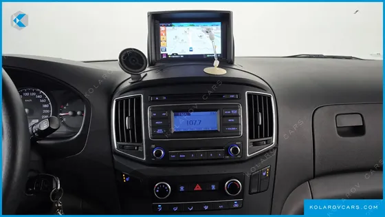 HYUNDAI STAREX 5-SEATER VAN