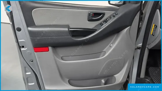 HYUNDAI STAREX 5-SEATER VAN