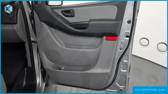 HYUNDAI STAREX 5-SEATER VAN