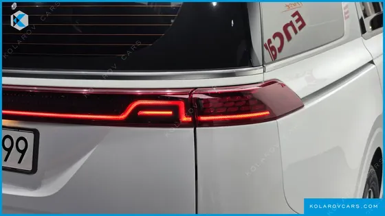 KIA CARNIVAL GASOLINE 7-SEATER SIGNATURE