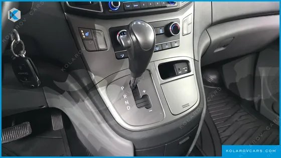 HYUNDAI STAREX VAN 3-SEATER