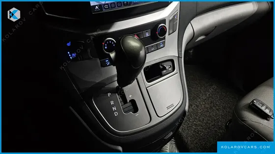 HYUNDAI STAREX VAN 5-SEATER