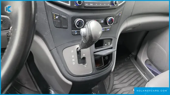 HYUNDAI STAREX VAN 5-SEATER