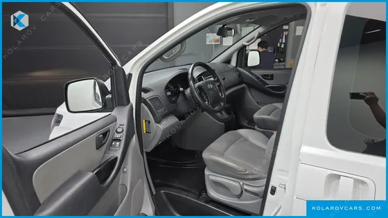 HYUNDAI STAREX VAN 5-SEATER