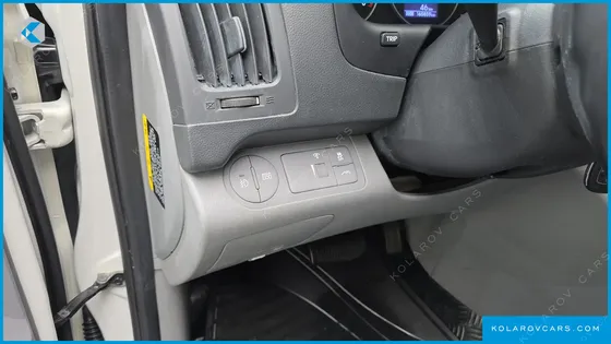 HYUNDAI STAREX VAN 5-SEATER