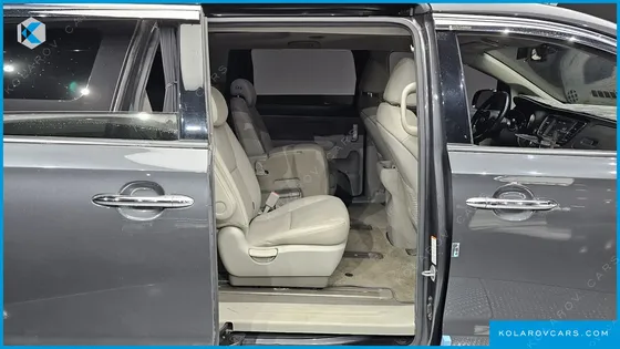 KIA CARNIVAL 11-SEATER LUXURY