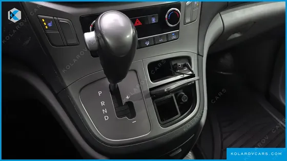 HYUNDAI STAREX VAN 3-SEATER