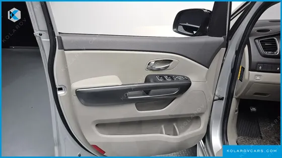 KIA CARNIVAL 9-SEATER LUXURY