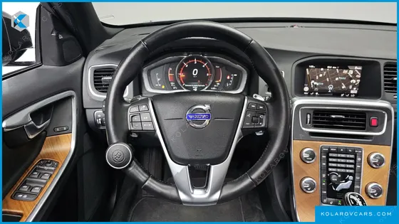 VOLVO V60 D4
