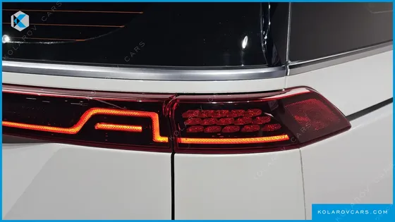 KIA CARNIVAL GASOLINE 9-SEATER HI-LIMOUSINE