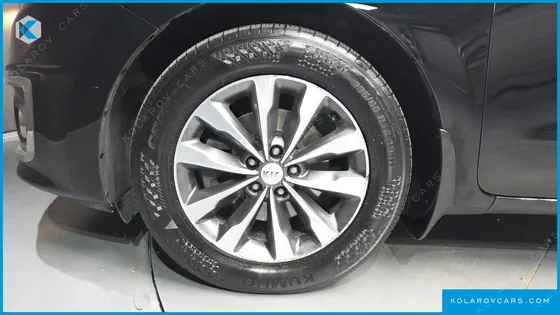 KIA CARNIVAL 9-SEATER LUXURY