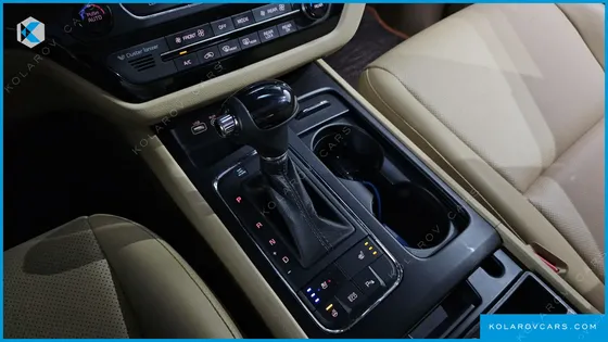 KIA CARNIVAL 9-SEATER LUXURY