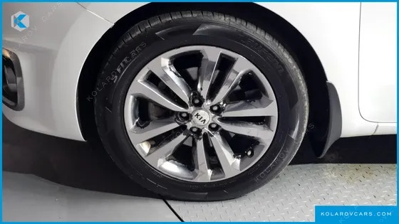 KIA CARNIVAL 9-SEATER PRESTIGE