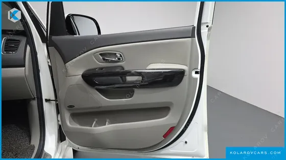 KIA CARNIVAL GASOLINE 9-SEATER NOBLESSE