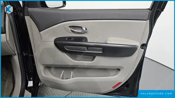 KIA CARNIVAL 11-SEATER DELUXE