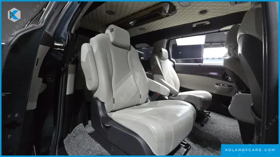 KIA CARNIVAL DIESEL 9-SEATER SIGNATURE