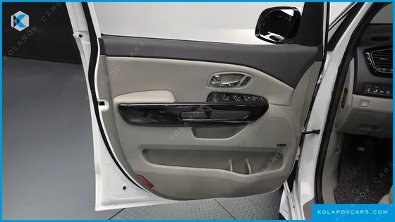 KIA CARNIVAL 9-SEATER NOBLESSE