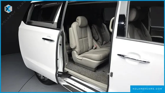 KIA CARNIVAL 9-SEATER NOBLESSE