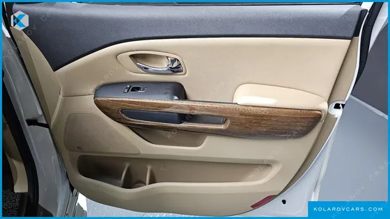 KIA CARNIVAL 7-SEATER HI-LIMOUSINE