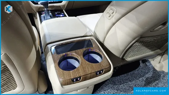 KIA CARNIVAL 7-SEATER HI-LIMOUSINE