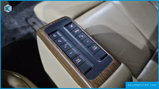 KIA CARNIVAL 7-SEATER HI-LIMOUSINE