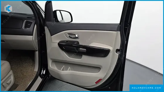 KIA CARNIVAL 9-SEATER PRSTIGE