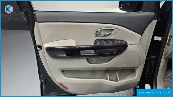 KIA CARNIVAL 9-SEATER PRSTIGE