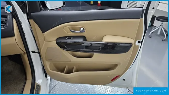 KIA CARNIVAL GASOLINE 7-SEATER HI-LIMOUSINE