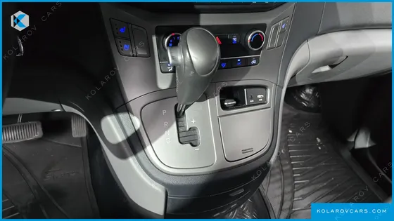 HYUNDAI STAREX VAN 5-SEATER