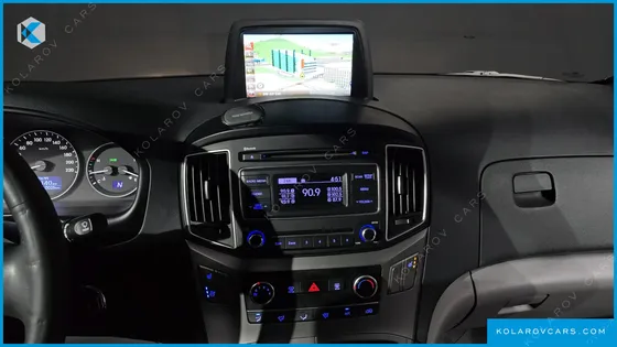 HYUNDAI STAREX VAN 5-SEATER