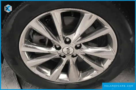 KIA CARNIVAL 9-SEATER PRSTIGE