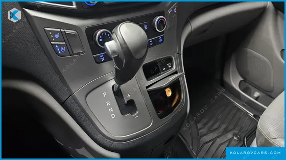 HYUNDAI STAREX VAN 3-SEATER
