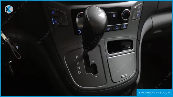 HYUNDAI STAREX VAN 5-SEATER