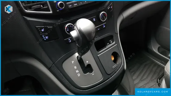 HYUNDAI STAREX VAN 5-SEATER