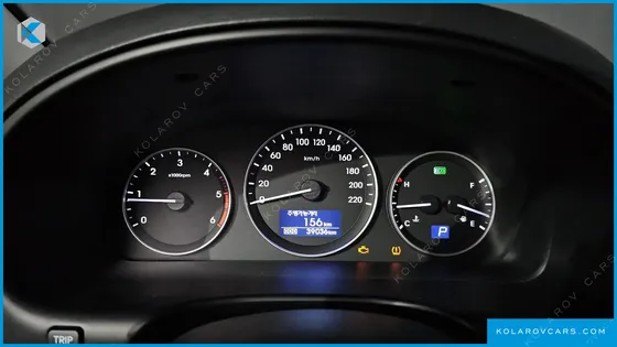 HYUNDAI STAREX VAN 5-SEATER