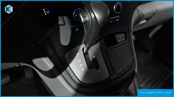 HYUNDAI STAREX VAN 5-SEATER