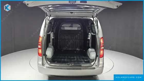 HYUNDAI STAREX VAN 5-SEATER