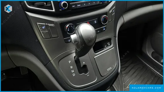 HYUNDAI STAREX VAN 3-SEATER