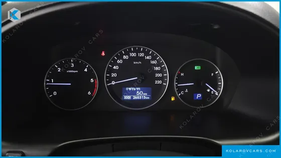 HYUNDAI STAREX 5-SEATER VAN