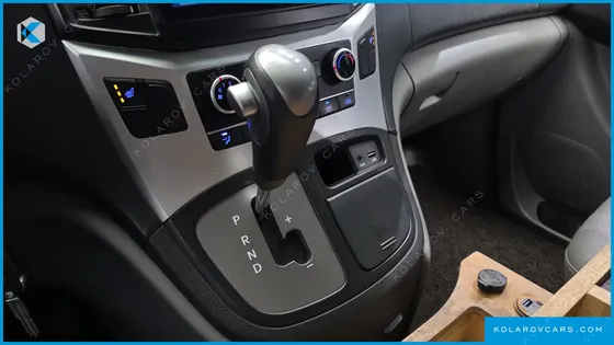 HYUNDAI STAREX 5-SEATER VAN
