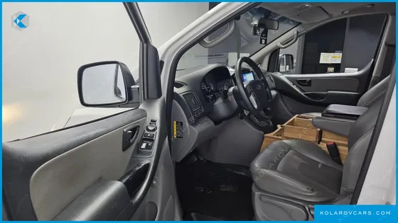 HYUNDAI STAREX 5-SEATER VAN