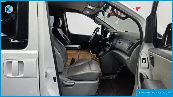 HYUNDAI STAREX 5-SEATER VAN