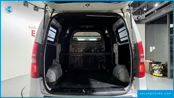 HYUNDAI STAREX 5-SEATER VAN