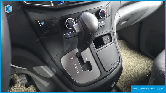 HYUNDAI STAREX 5-SEATER VAN